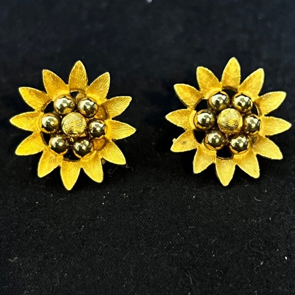 Vintage Kramer Gold Tone Flower Clip On Earrings (3763) - Picture 8 of 8